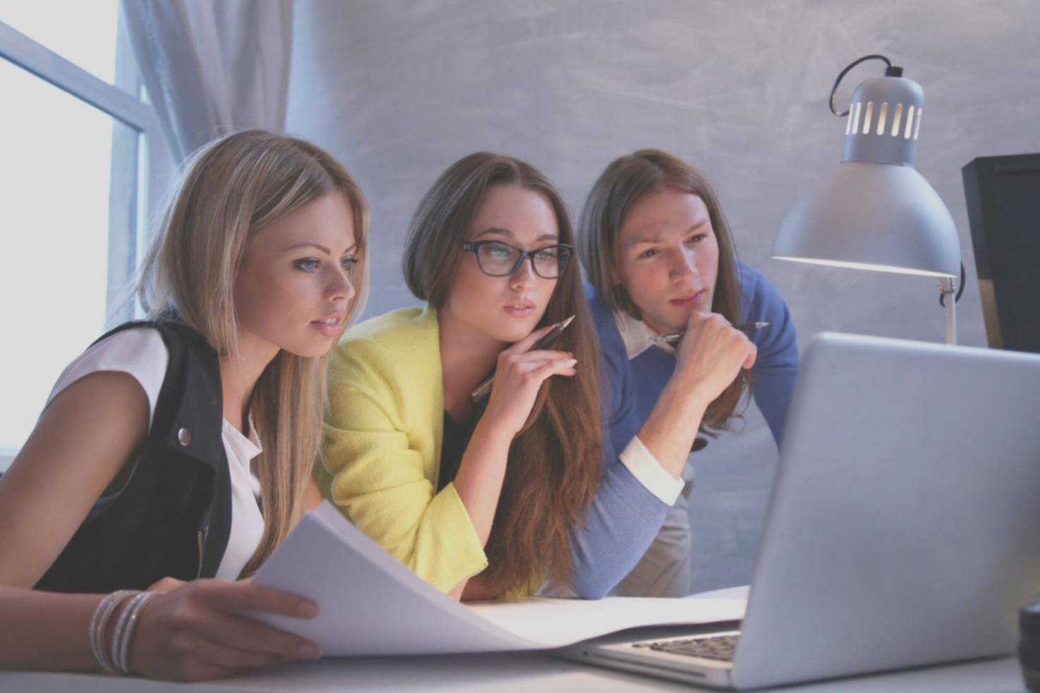 Finanzberichte und Analyse-Dokumente auf einem Schreibtisch