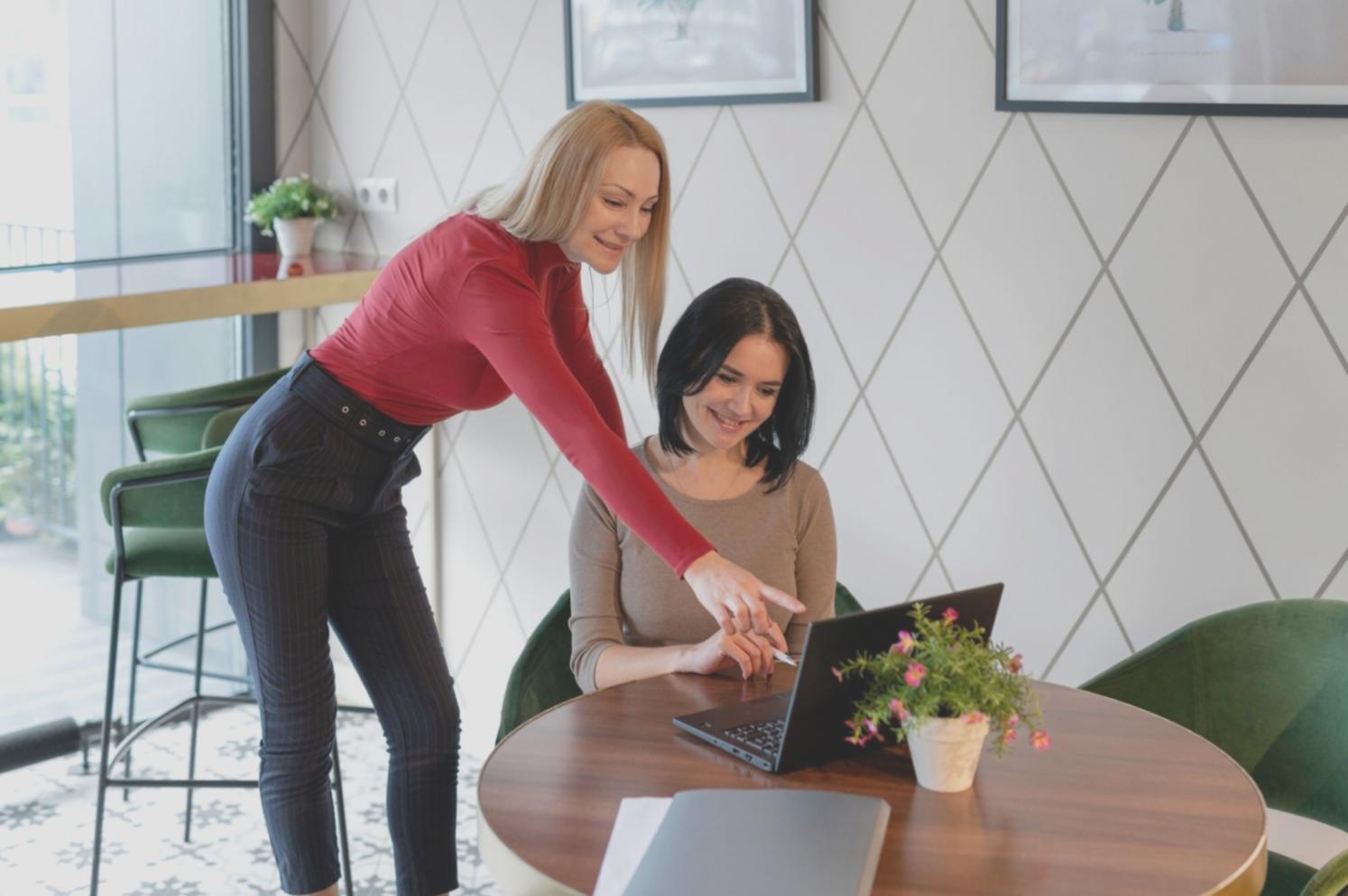 Detaillierte Finanzanalyse auf mehreren Bildschirmen